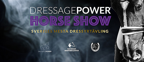 DressagePower HorseShow text och loggor framför svartvit hästhuvud med rökridå.